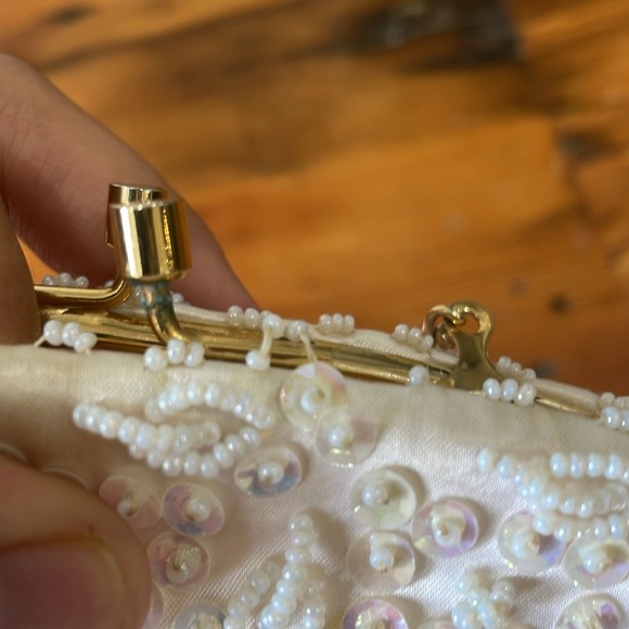 White beaded clutch by Debbie division of John wind Imports made in Hong Kong - Picture 10 of 12